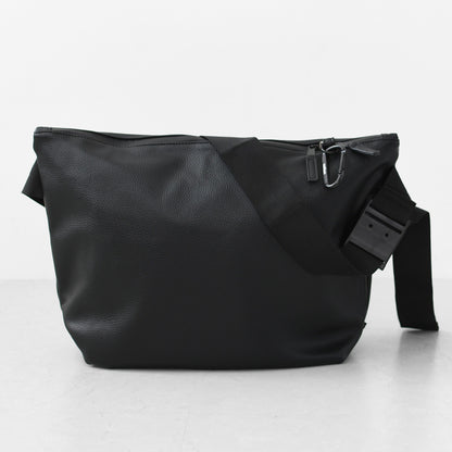 meltum [メルタム] LEATHER MESSENGER BAG (M) [MTM-BG-0382-25] レザーメッセンジャーバッグ（M）・ショルダーバッグ・合皮・キレイめ・通勤・通学・旅行・撥水・MEN'S / LADY'S [2026AW]