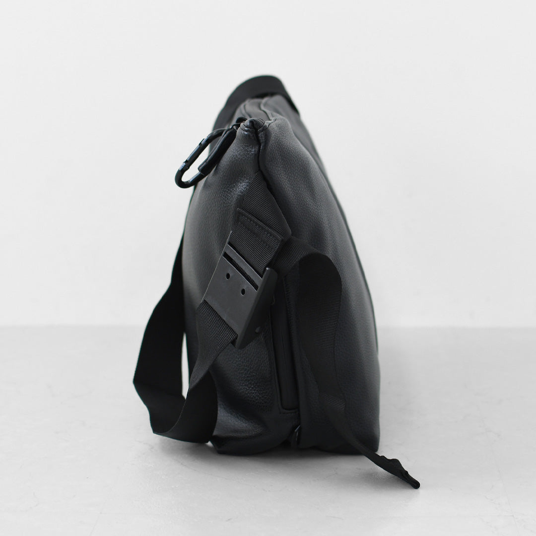 meltum [メルタム] LEATHER MESSENGER BAG (M) [MTM-BG-0382-25] レザーメッセンジャーバッグ（M）・ショルダーバッグ・合皮・キレイめ・通勤・通学・旅行・撥水・MEN'S / LADY'S [2026AW]