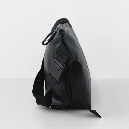 meltum [メルタム] LEATHER MESSENGER BAG (M) [MTM-BG-0382-25] レザーメッセンジャーバッグ（M）・ショルダーバッグ・合皮・キレイめ・通勤・通学・旅行・撥水・MEN'S / LADY'S [2026AW]