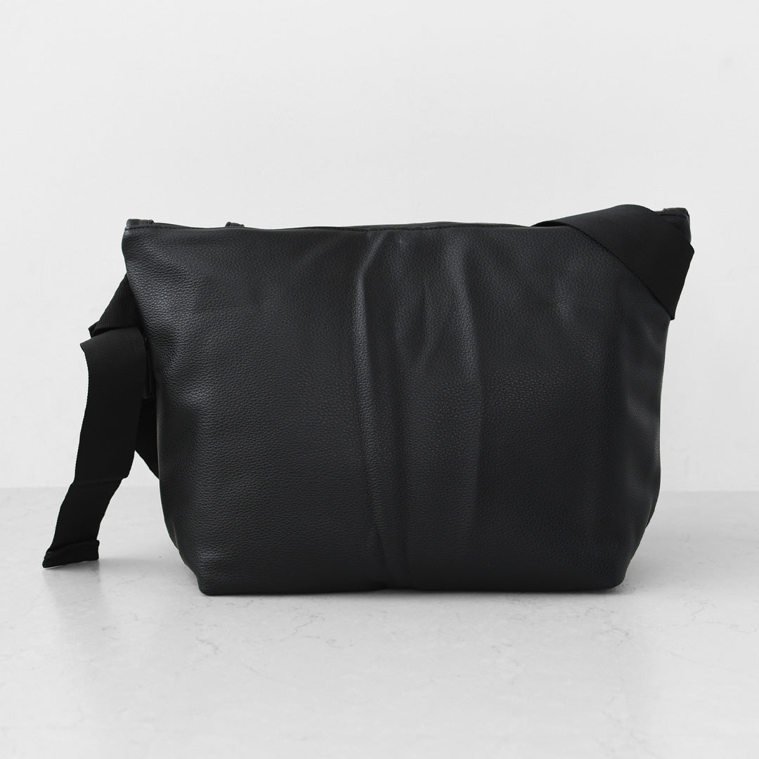 meltum [メルタム] LEATHER MESSENGER BAG (M) [MTM-BG-0382-25] レザーメッセンジャーバッグ（M）・ショルダーバッグ・合皮・キレイめ・通勤・通学・旅行・撥水・MEN'S / LADY'S [2026AW]