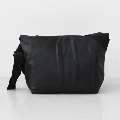 meltum [メルタム] LEATHER MESSENGER BAG (M) [MTM-BG-0382-25] レザーメッセンジャーバッグ（M）・ショルダーバッグ・合皮・キレイめ・通勤・通学・旅行・撥水・MEN'S / LADY'S [2026AW]
