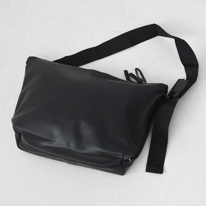 meltum [メルタム] LEATHER MESSENGER BAG (M) [MTM-BG-0382-25] レザーメッセンジャーバッグ（M）・ショルダーバッグ・合皮・キレイめ・通勤・通学・旅行・撥水・MEN'S / LADY'S [2026AW]
