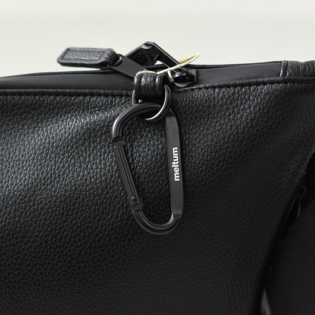 meltum [メルタム] LEATHER MESSENGER BAG (M) [MTM-BG-0382-25] レザーメッセンジャーバッグ（M）・ショルダーバッグ・合皮・キレイめ・通勤・通学・旅行・撥水・MEN'S / LADY'S [2026AW]