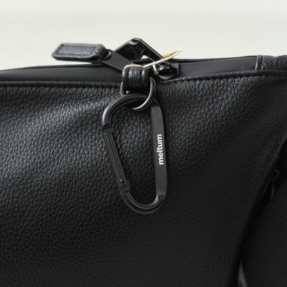 meltum [メルタム] LEATHER MESSENGER BAG (M) [MTM-BG-0382-25] レザーメッセンジャーバッグ（M）・ショルダーバッグ・合皮・キレイめ・通勤・通学・旅行・撥水・MEN'S / LADY'S [2026AW]