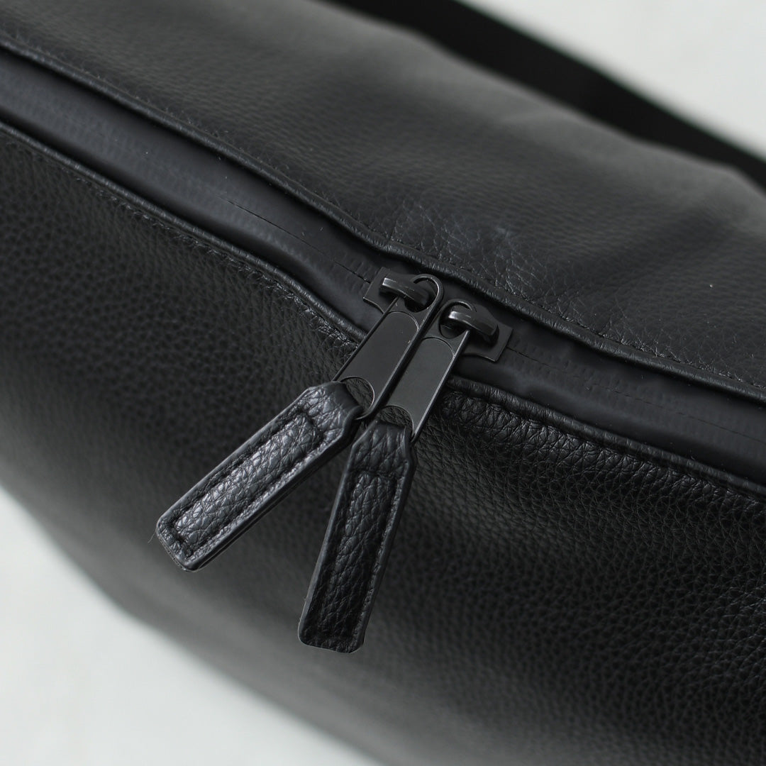 meltum [メルタム] LEATHER MESSENGER BAG (M) [MTM-BG-0382-25] レザーメッセンジャーバッグ（M）・ショルダーバッグ・合皮・キレイめ・通勤・通学・旅行・撥水・MEN'S / LADY'S [2026AW]