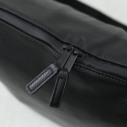 meltum [メルタム] LEATHER MESSENGER BAG (M) [MTM-BG-0382-25] レザーメッセンジャーバッグ（M）・ショルダーバッグ・合皮・キレイめ・通勤・通学・旅行・撥水・MEN'S / LADY'S [2026AW]