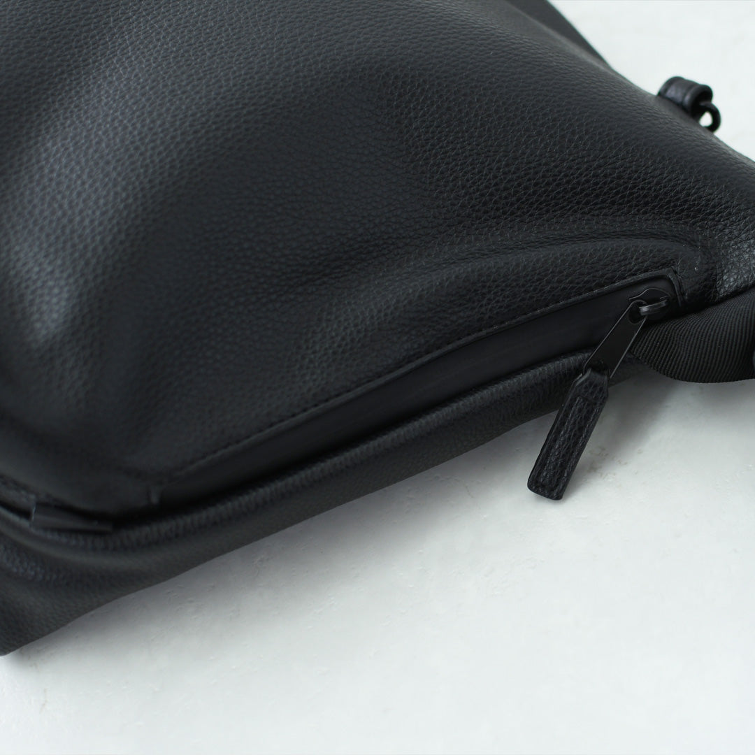 meltum [メルタム] LEATHER MESSENGER BAG (M) [MTM-BG-0382-25] レザーメッセンジャーバッグ（M）・ショルダーバッグ・合皮・キレイめ・通勤・通学・旅行・撥水・MEN'S / LADY'S [2026AW]
