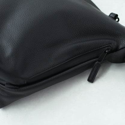 meltum [メルタム] LEATHER MESSENGER BAG (M) [MTM-BG-0382-25] レザーメッセンジャーバッグ（M）・ショルダーバッグ・合皮・キレイめ・通勤・通学・旅行・撥水・MEN'S / LADY'S [2026AW]