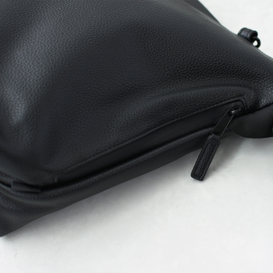 meltum [メルタム] LEATHER MESSENGER BAG (M) [MTM-BG-0382-25] レザーメッセンジャーバッグ（M）・ショルダーバッグ・合皮・キレイめ・通勤・通学・旅行・撥水・MEN'S / LADY'S [2026AW]