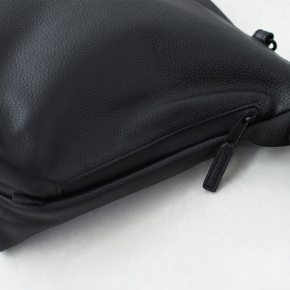 meltum [メルタム] LEATHER MESSENGER BAG (M) [MTM-BG-0382-25] レザーメッセンジャーバッグ（M）・ショルダーバッグ・合皮・キレイめ・通勤・通学・旅行・撥水・MEN'S / LADY'S [2026AW]