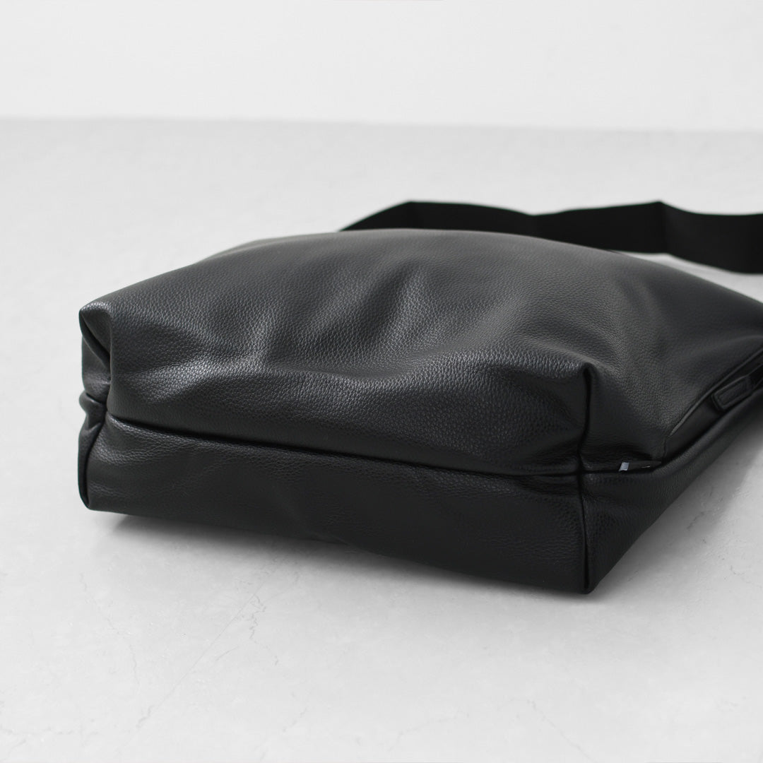 meltum [メルタム] LEATHER MESSENGER BAG (M) [MTM-BG-0382-25] レザーメッセンジャーバッグ（M）・ショルダーバッグ・合皮・キレイめ・通勤・通学・旅行・撥水・MEN'S / LADY'S [2026AW]