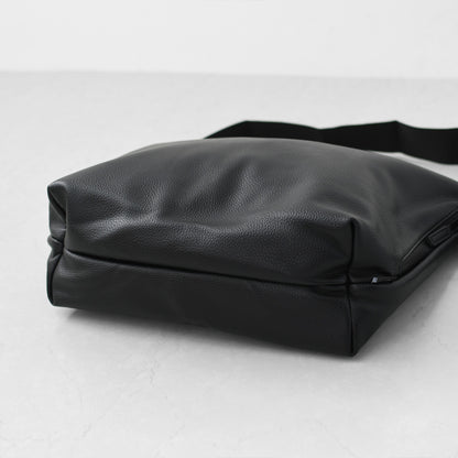 meltum [メルタム] LEATHER MESSENGER BAG (M) [MTM-BG-0382-25] レザーメッセンジャーバッグ（M）・ショルダーバッグ・合皮・キレイめ・通勤・通学・旅行・撥水・MEN'S / LADY'S [2026AW]