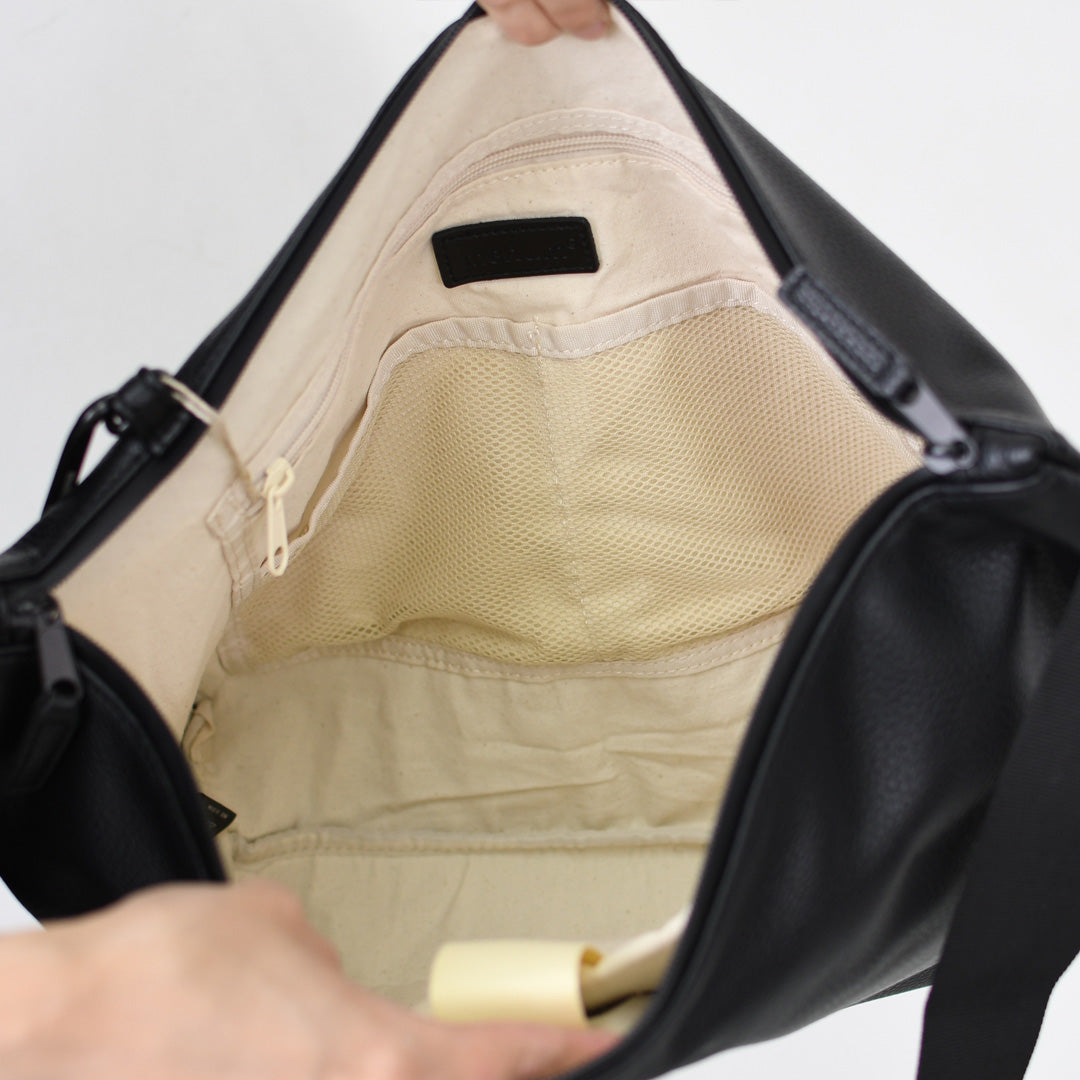 meltum [メルタム] LEATHER MESSENGER BAG (M) [MTM-BG-0382-25] レザーメッセンジャーバッグ（M）・ショルダーバッグ・合皮・キレイめ・通勤・通学・旅行・撥水・MEN'S / LADY'S [2026AW]