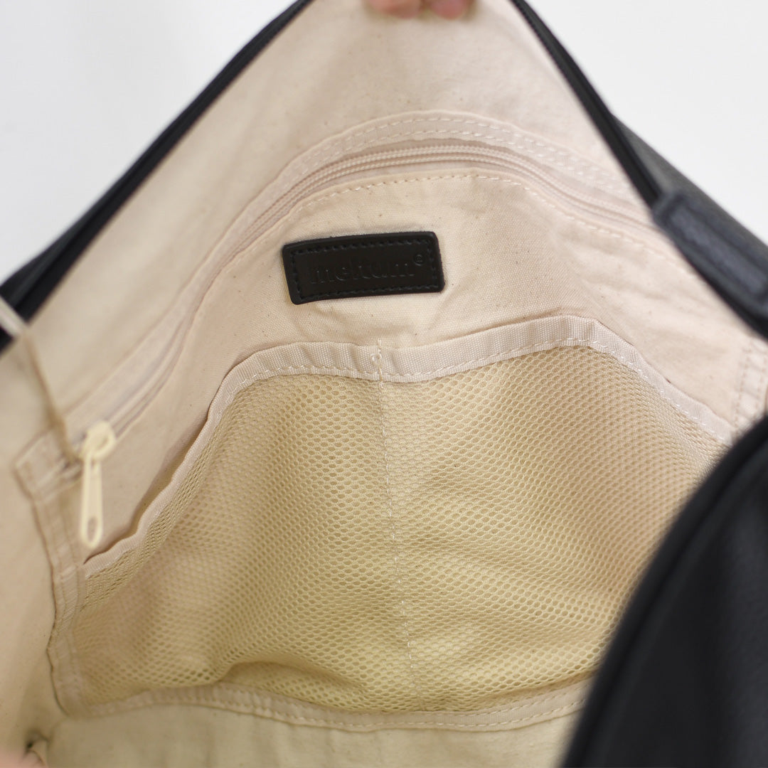 meltum [メルタム] LEATHER MESSENGER BAG (M) [MTM-BG-0382-25] レザーメッセンジャーバッグ（M）・ショルダーバッグ・合皮・キレイめ・通勤・通学・旅行・撥水・MEN'S / LADY'S [2026AW]
