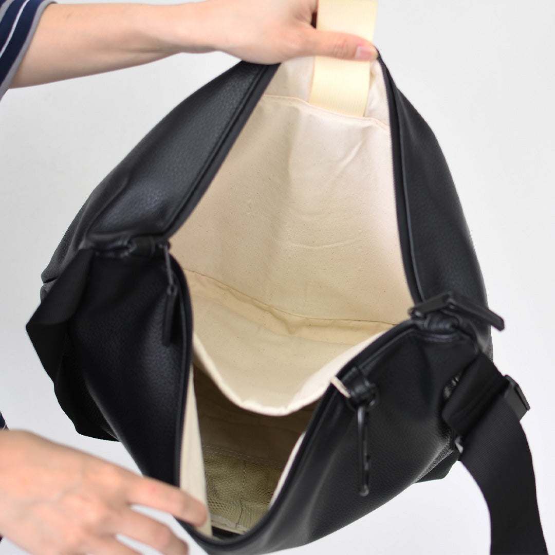 meltum [メルタム] LEATHER MESSENGER BAG (M) [MTM-BG-0382-25] レザーメッセンジャーバッグ（M）・ショルダーバッグ・合皮・キレイめ・通勤・通学・旅行・撥水・MEN'S / LADY'S [2026AW]