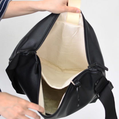 meltum [メルタム] LEATHER MESSENGER BAG (M) [MTM-BG-0382-25] レザーメッセンジャーバッグ（M）・ショルダーバッグ・合皮・キレイめ・通勤・通学・旅行・撥水・MEN'S / LADY'S [2026AW]