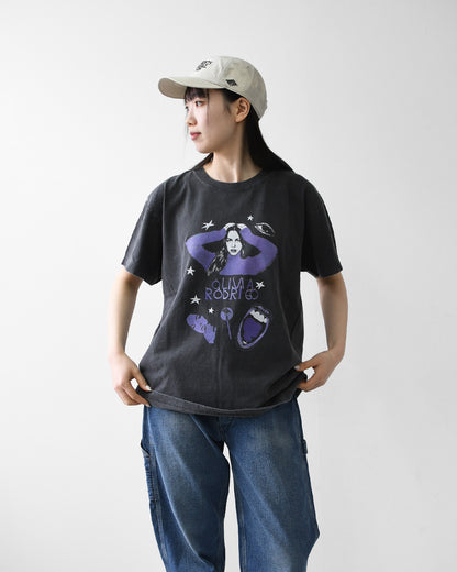 GOOD ROCK SPEED [グッドロックスピード] Olivia Rodrigo GRAPHIC PRINT T-SHIRT  [26OVR001W] オリヴィア・ロドリゴ グラフィックプリントTシャツ・ 綿TEE・半袖・バンドT・プリントTEE・クルーネック・LADY'S [2026SS]
