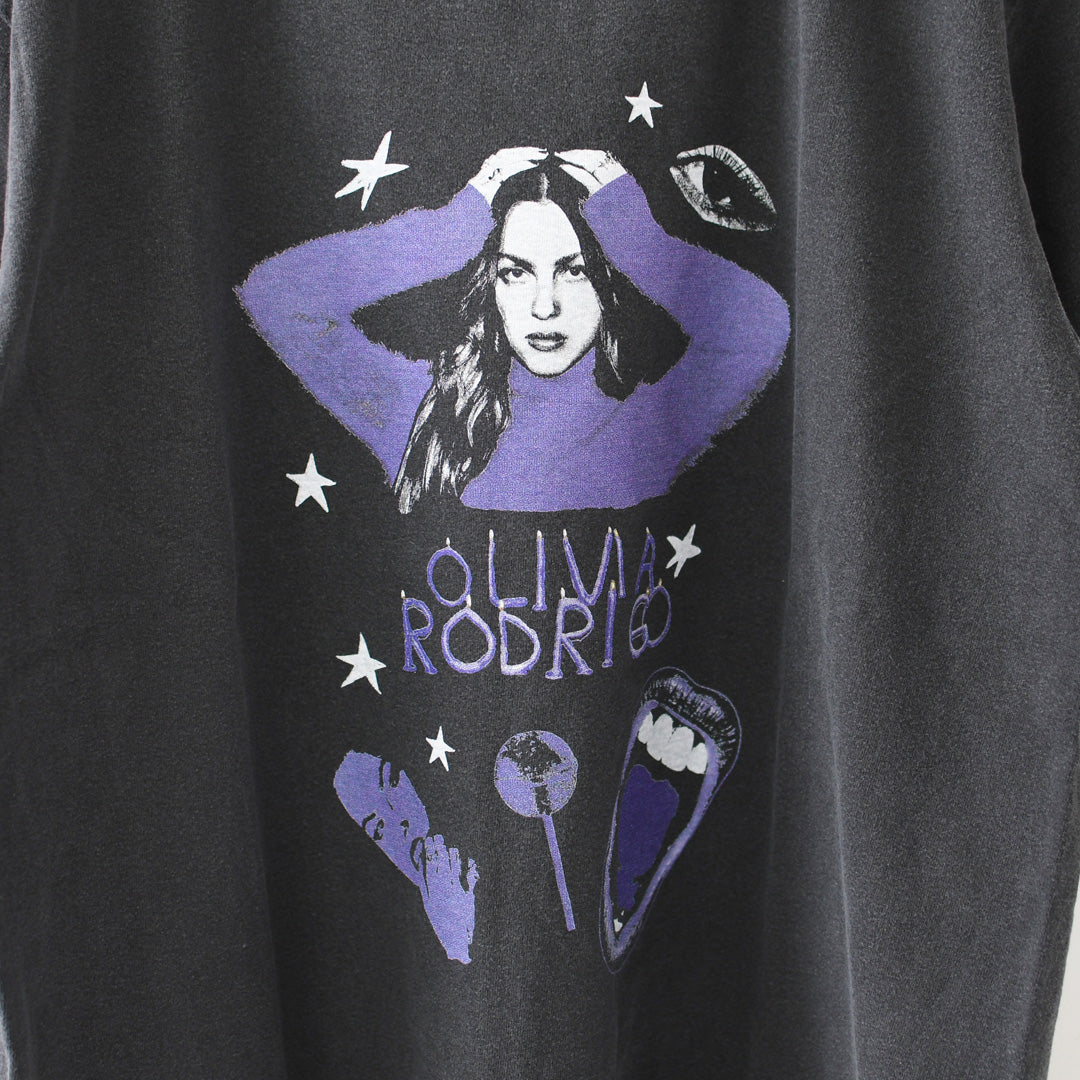 GOOD ROCK SPEED [グッドロックスピード] Olivia Rodrigo GRAPHIC PRINT T-SHIRT  [26OVR001W] オリヴィア・ロドリゴ グラフィックプリントTシャツ・ 綿TEE・半袖・バンドT・プリントTEE・クルーネック・LADY'S [2026SS]
