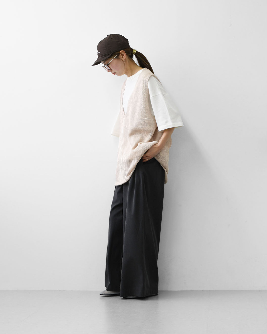 mizuiro ind [ミズイロ インド] wide V neck vest [1-220062]  ワイドVネックベスト・ワイドシルエット・ゆったりシルエット・透け感・リネンライク・テープヤーン編み・レイヤード・LADY'S [2026SS]