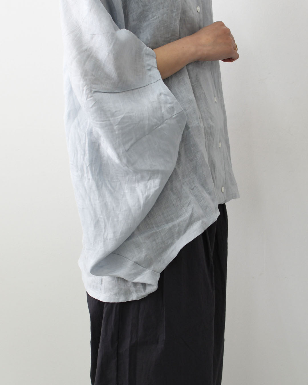 mizuiro ind [ミズイロ インド] linen stand collar cocoon shirt [2-230136] リネンスタンドカラーコクーンシャツ・コクーンシルエット・ワイドシルエット・スタンドカラーシャツ・ゆったりシルエット・通気性・吸湿性・LADY'S [2026SS]