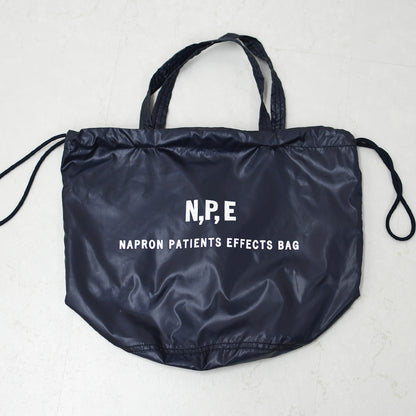 N.P.E [エヌピーイー] PET BOTTLE RECYCLING PACKABLE PATIENTS BAG [NPE01-8888] ペットボトルリサイクリングパッカブルペイシェントバッグ・ペイシェントバッグ・パッカブル・ロゴバッグ・エコバッグ・リサイクル素材・サステナブル・MEN'S / LADY'S [2026SS]